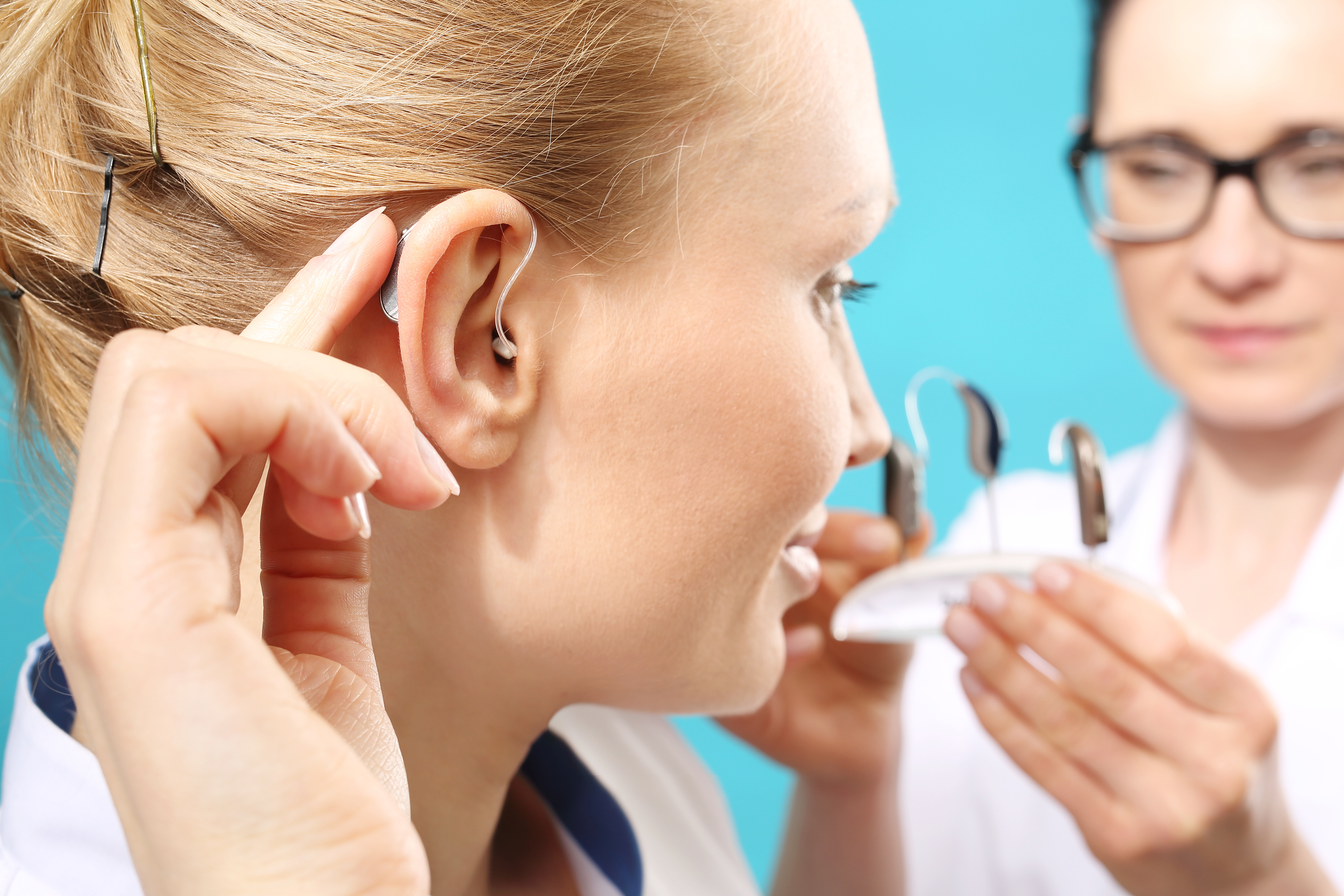 Ear hearing. Слуховой аппарат. Аппарат для слуха. Снижение слуха. Слуховой аппарат человека.